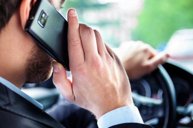 Есть только один законный способ разговаривать по телефону без «hands free» за рулем - ГИБДД
