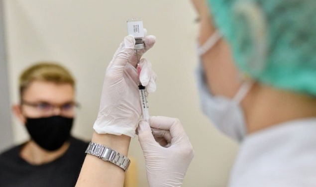 Врач назвал ошибки россиян при подготовке к вакцинации от COVID-19