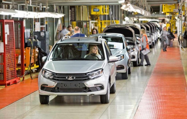 АВТОВАЗ запустил производство упрощенной Lada Granta в Тольятти