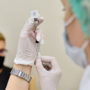 Врач назвал ошибки россиян при подготовке к вакцинации от COVID-19