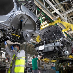 Renault приостановила работу завода в России. Компании принадлежит 68 % АвтоВАЗа